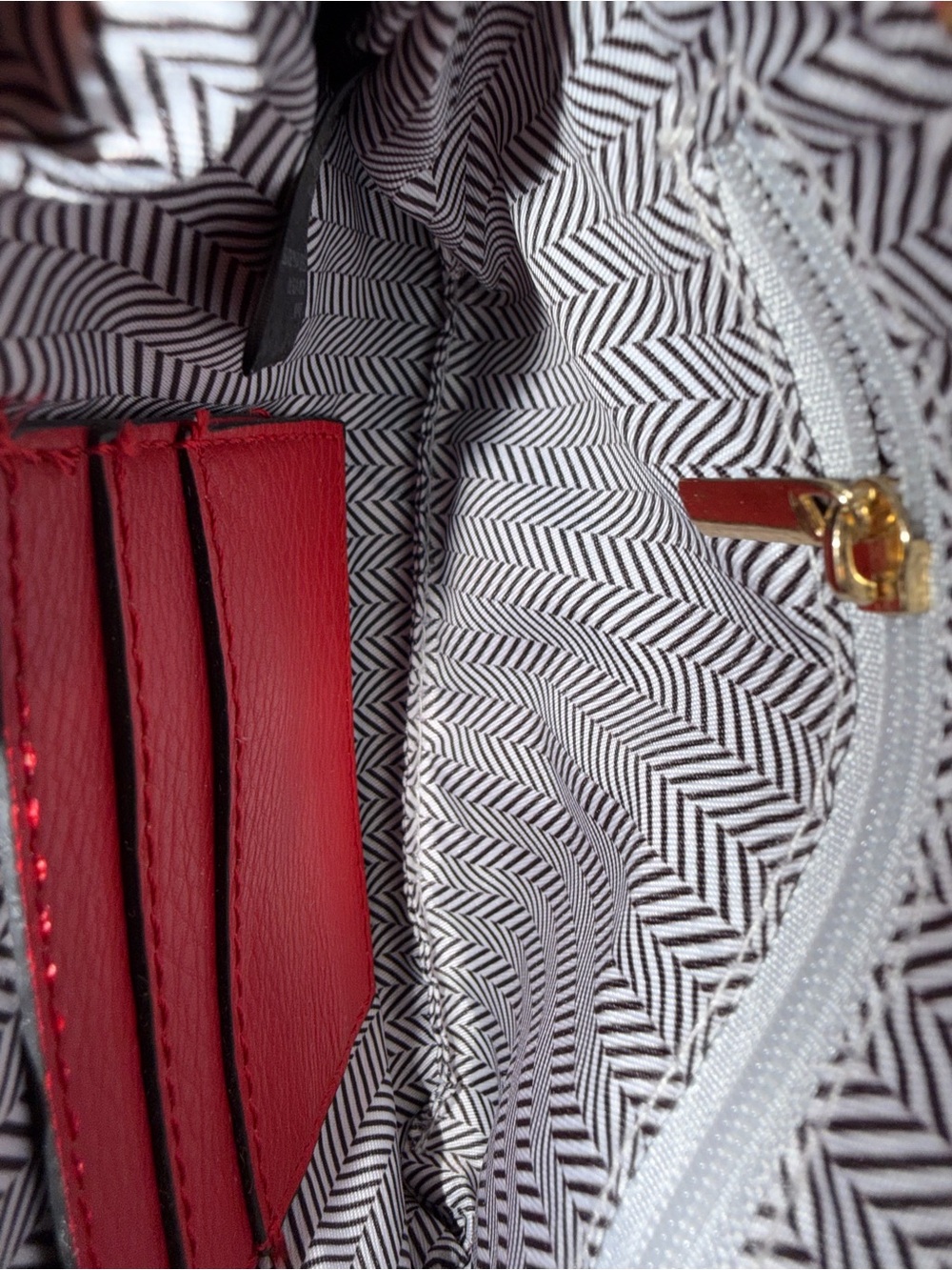 Compact Red Leather Crossbody Bag with Gold-Tone Clasp - Picture 3 of 13